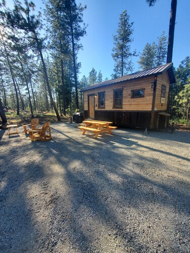 Bigfoot Bungalow themed tiny home cabin! WIFI! In the woods, 15 min from airport