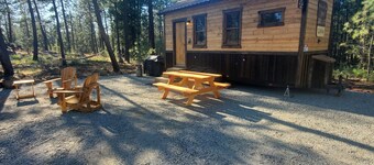 Bigfoot Bungalow themed tiny home cabin! WIFI! In the woods, 15 min from airport