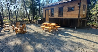 Bigfoot Bungalow themed tiny home cabin! WIFI! In the woods, 15 min from airport