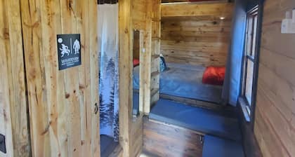Bigfoot Bungalow themed tiny home cabin! WIFI! In the woods, 15 min from airport