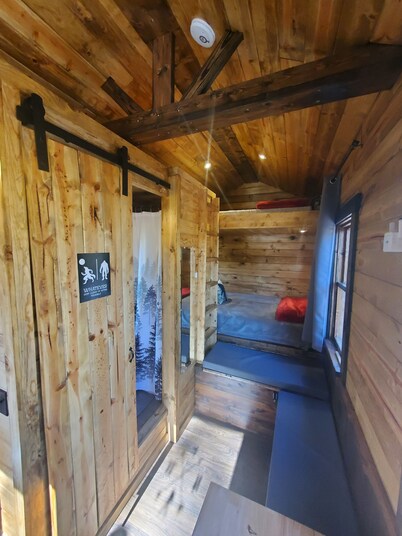 Bigfoot Bungalow themed tiny home cabin! WIFI! In the woods, 15 min from airport