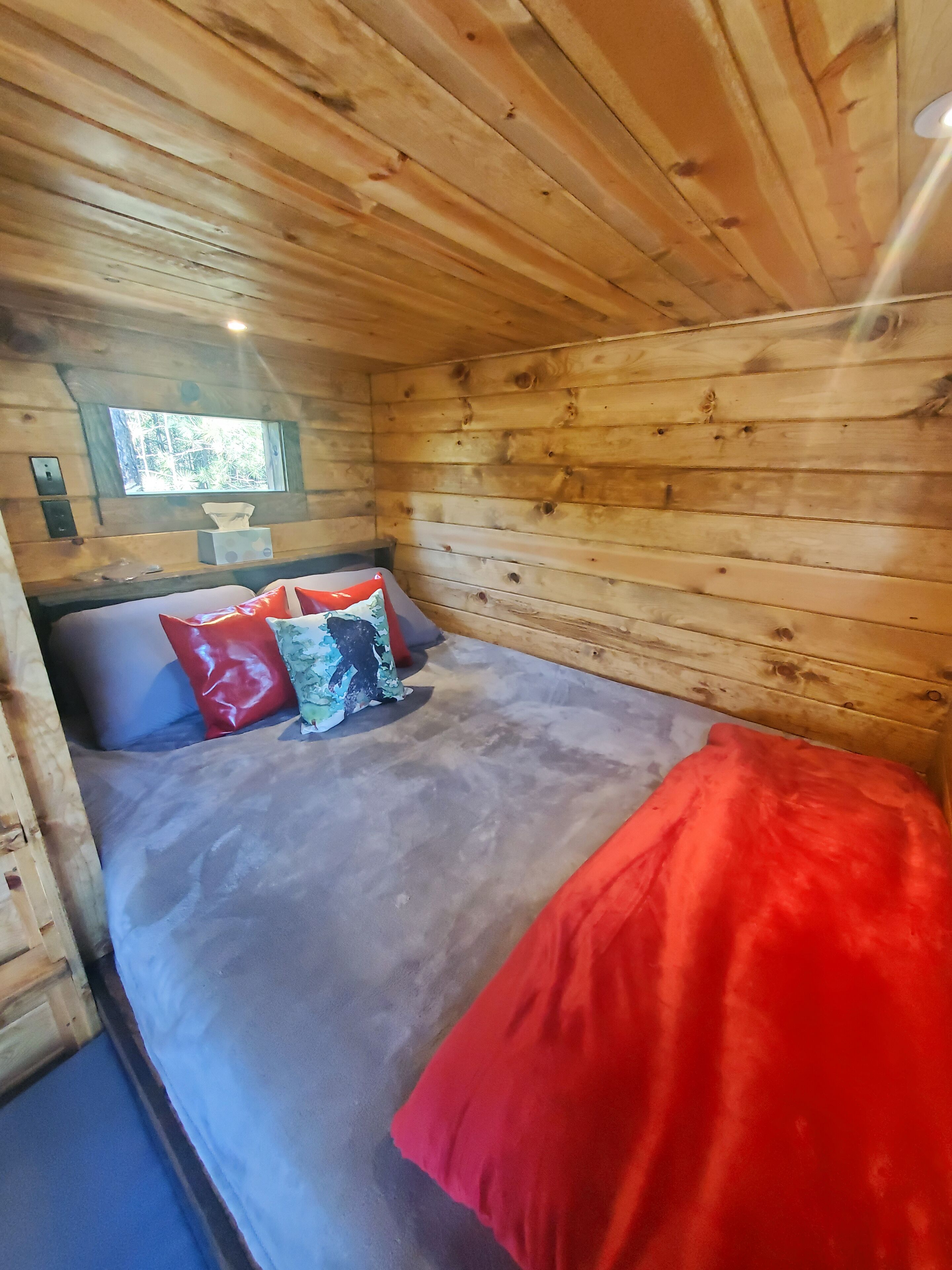 1 bedroom, bed sheets