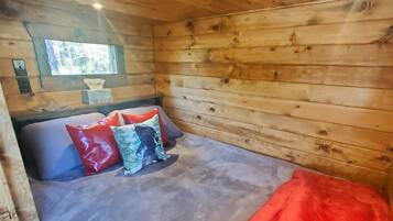 1 bedroom, bed sheets