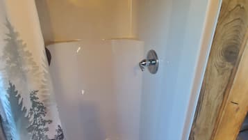 Douche, sèche-cheveux, serviettes fournies, savon