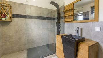 Shower, jetted tub, hair dryer, toilet paper