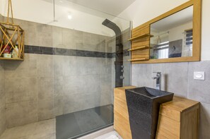 Dusche, Whirlpool, Haartrockner, Toilettenpapier