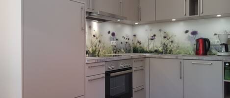 Fridge, oven, dishwasher, coffee/tea maker