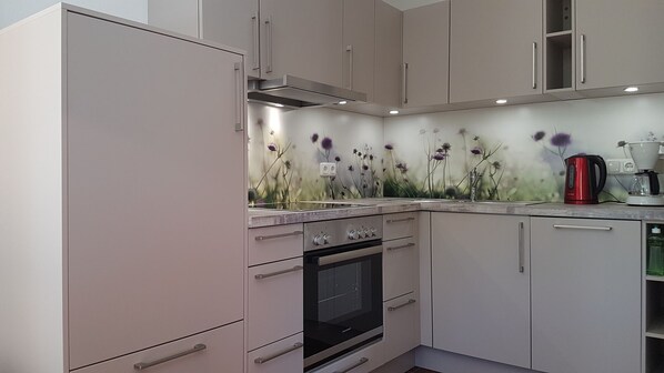 Køleskab, ovn, opvaskemaskine, kaffe-/temaskine