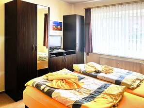2 bedrooms, travel crib, WiFi