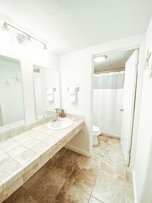 Ensemble douche/baignoire, serviettes fournies, savon, papier toilette