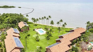 Een resort met meerdere gebouwen, een zwembad en uitzicht op de oceaan.