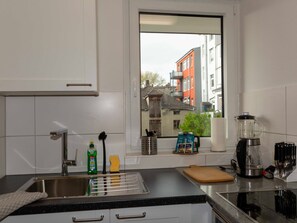 Fridge, microwave, oven - 077-2 Holiday apartment Jungmann - 077-2 Holiday apartment Jungmann (Wilhelmshaven)
