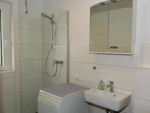 Shower, towels - 077-2 Holiday apartment Jungmann - 077-2 Holiday apartment Jungmann (Wilhelmshaven)