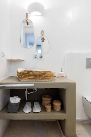 تجهيزات دش، مجففات شعر، مناشف، صابون