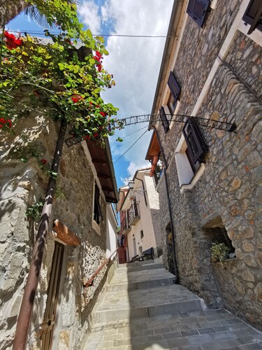 Sesta Godano, a few km from 5 Terre, stone house in a medieval village. 