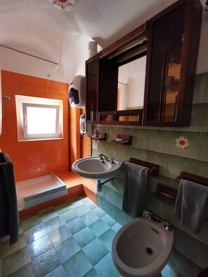 Dusj, hårføner, bidé og håndklær