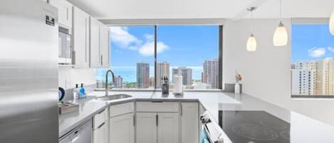 Réfrigérateur, four à micro-ondes, un four, surface de cuisson