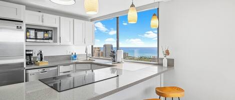 Kjøleskap, mikrobølgeovn, ovn og kokeplater