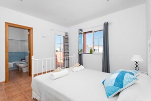 3 dormitoris, planxa i posts de planxar i un bressol de viatge 