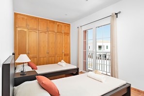 3 slaapkamers, een strijkplank/strijkijzer, reisbedje, gratis wifi