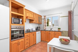 Een koelkast, een microgolfoven, een oven, een kookplaat