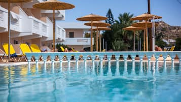 Una piscina al aire libre de temporada