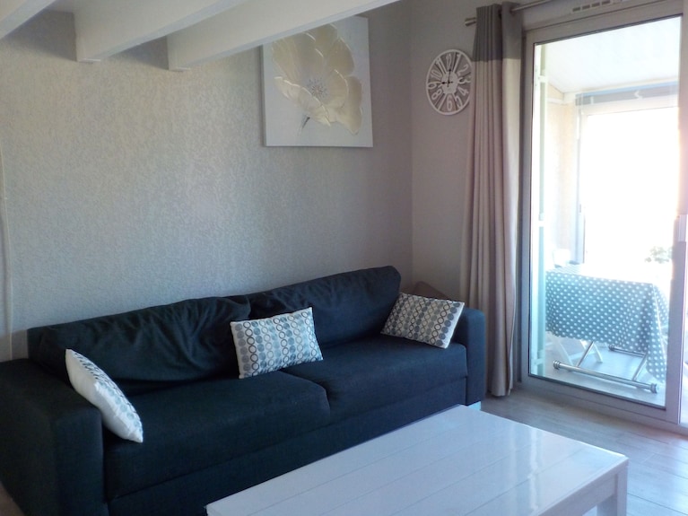 Absolute Quietness, Under The Pines - 300m Beach - 2 Bedrooms - Internet - Parking - Bandol