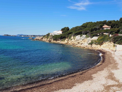 ABSOLUTE QUIETNESS, UNDER THE PINES - 300m BEACH - 2 BEDROOMS - INTERNET - PARKING