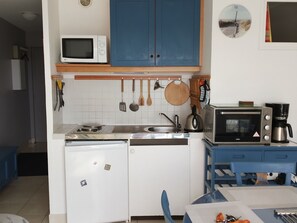 Réfrigérateur, micro-ondes, four, plaque de cuisson