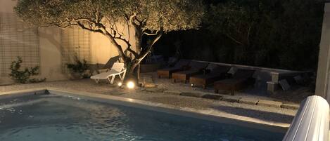 Una piscina al aire libre