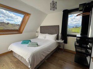4 bedrooms, iron/ironing board, travel crib, free WiFi - Wallace Lodge - Unique experience (Comrie)