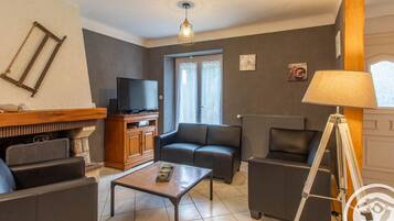 Televisie en een open haard