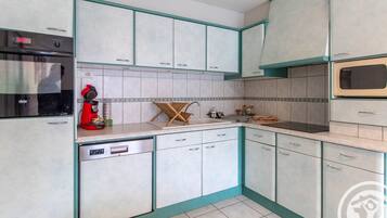 Een koelkast, een microgolfoven, een oven, een vaatwasser