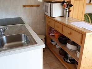 Jääkaappi, mikroaaltouuni, liesi, astianpesukone