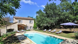 A house with a swimming pool, surrounded by trees and a garden. - Luxurious home in Apt (Apt)