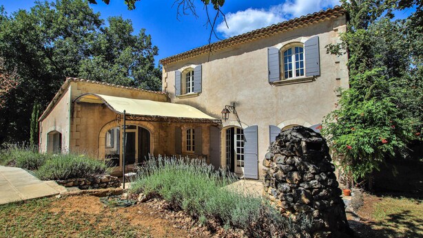 A two-story building with a stone facade, arched doorways, and a tiled roof. - Luxurious home in Apt (Apt)