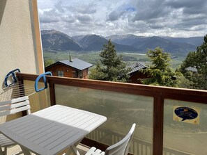 Outdoor dining - Comfortable Studio Cab with South-Facing Balcony in Font-Romeu (Font-Romeu-Odeillo-Via)