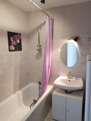 Baignoire, sèche-cheveux