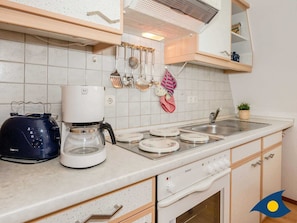 Køleskab, ovn, kaffe-/temaskine, elkedel