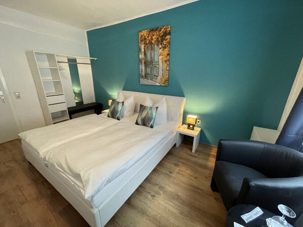 Decoración personalizada, muebles diferentes y ropa de cama 