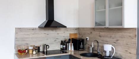 Fridge, oven, stovetop, dishwasher