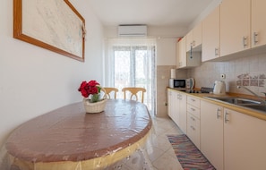 Kühlschrank, Herdplatte, Wasserkocher mit Kaffee-/Teezubehör