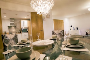 Departamento | Cocina privada | Refrigerador, microondas, horno y parrilla de estufa