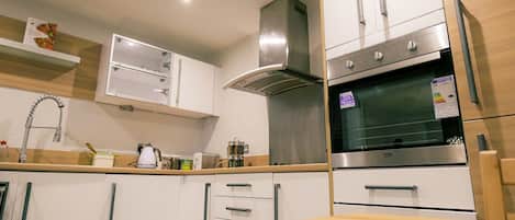 Apartemen | Dapur pribadi | Lemari es, microwave, oven, dan kompor