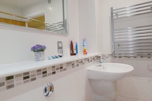 Apartment | Badezimmer | Duschwanne, Komfortbadewanne, Handtücher