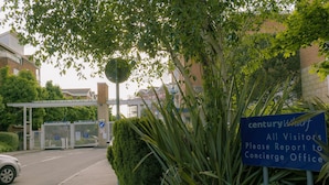 A sign at the entrance of a building with a message for visitors to report to the concierge office. - Stunning Holiday Stay With Free Gym and Parking (Cardiff)