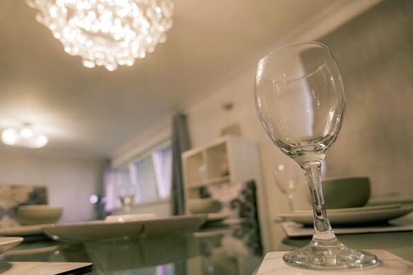 Apartment | In-room dining - Stunning Holiday Stay With Free Gym and Parking (Cardiff)