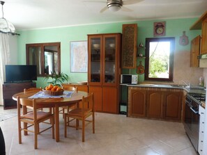 Fridge, microwave, oven, stovetop - Casa Miriam - Appart. Daisy (Villaputzu)