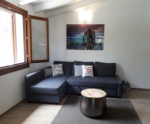 Smart TV, books, stereo