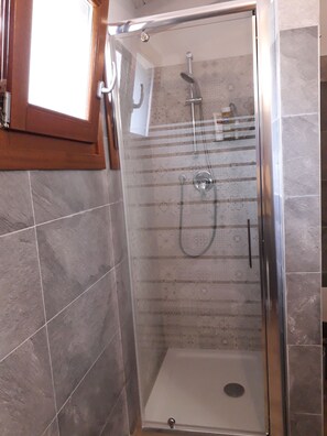 Douche, sĂšche-cheveux, bidet, serviettes fournies